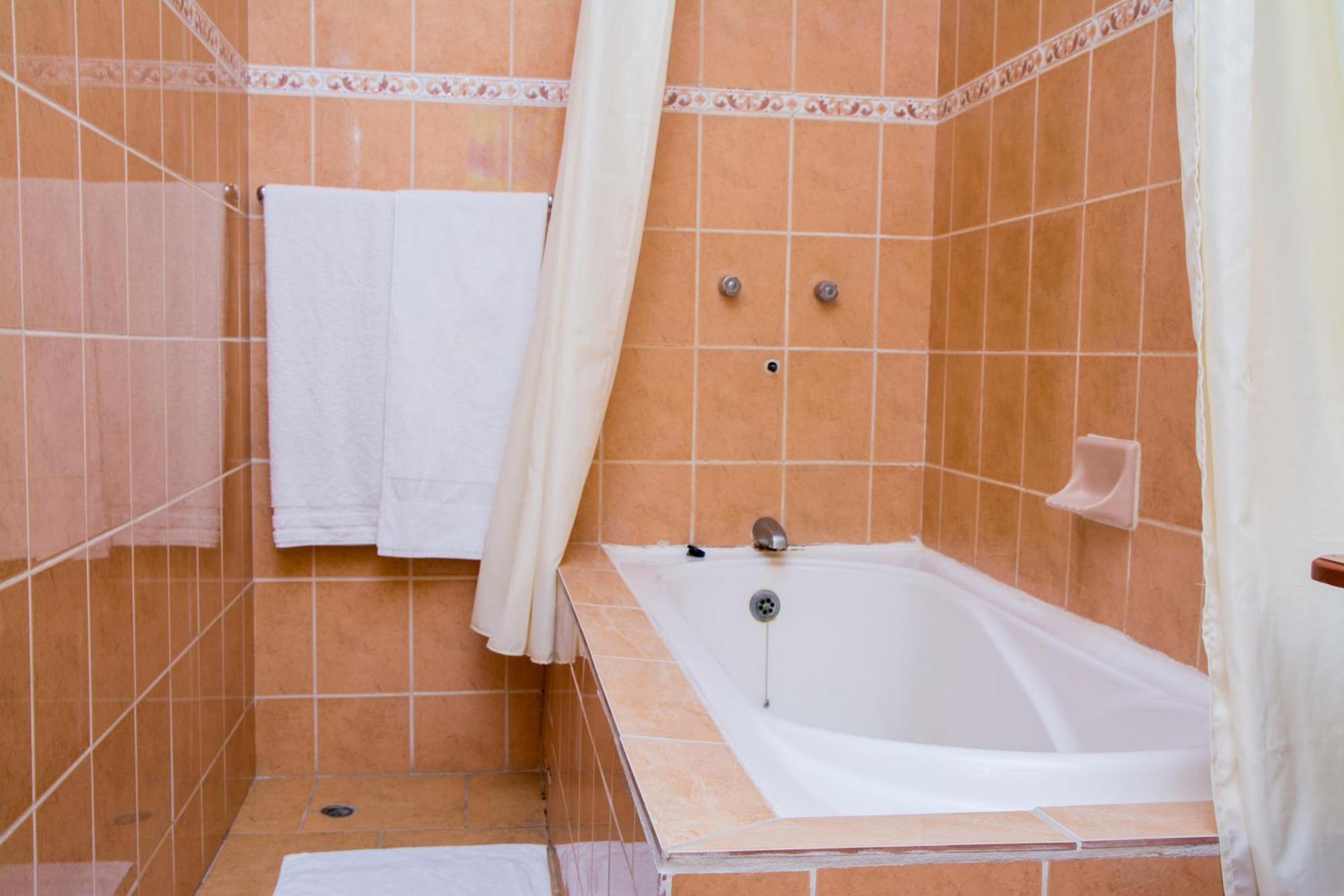 Windjammer International Cuisine & Comfort Inn Τζώρτζταουν Δωμάτιο φωτογραφία