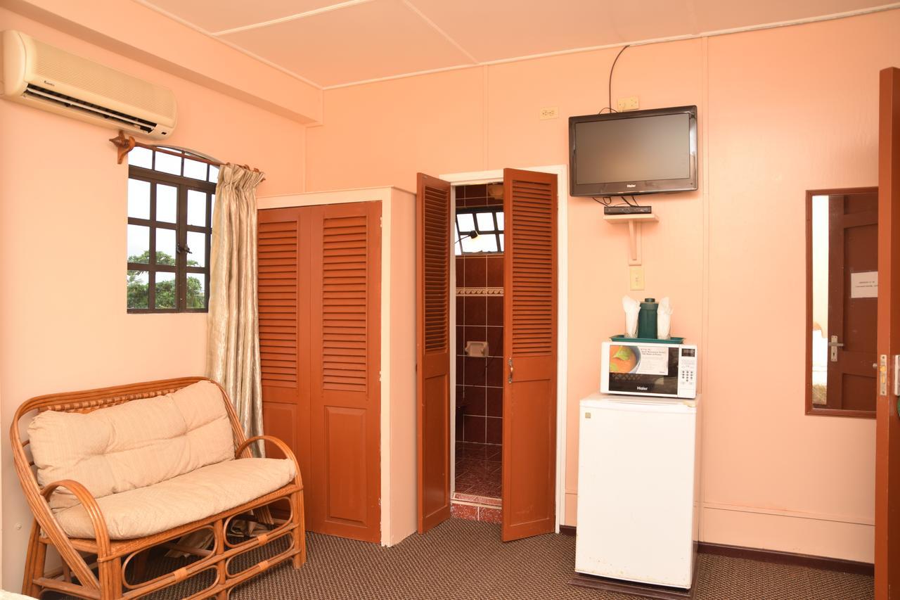 Windjammer International Cuisine & Comfort Inn Τζώρτζταουν Εξωτερικό φωτογραφία