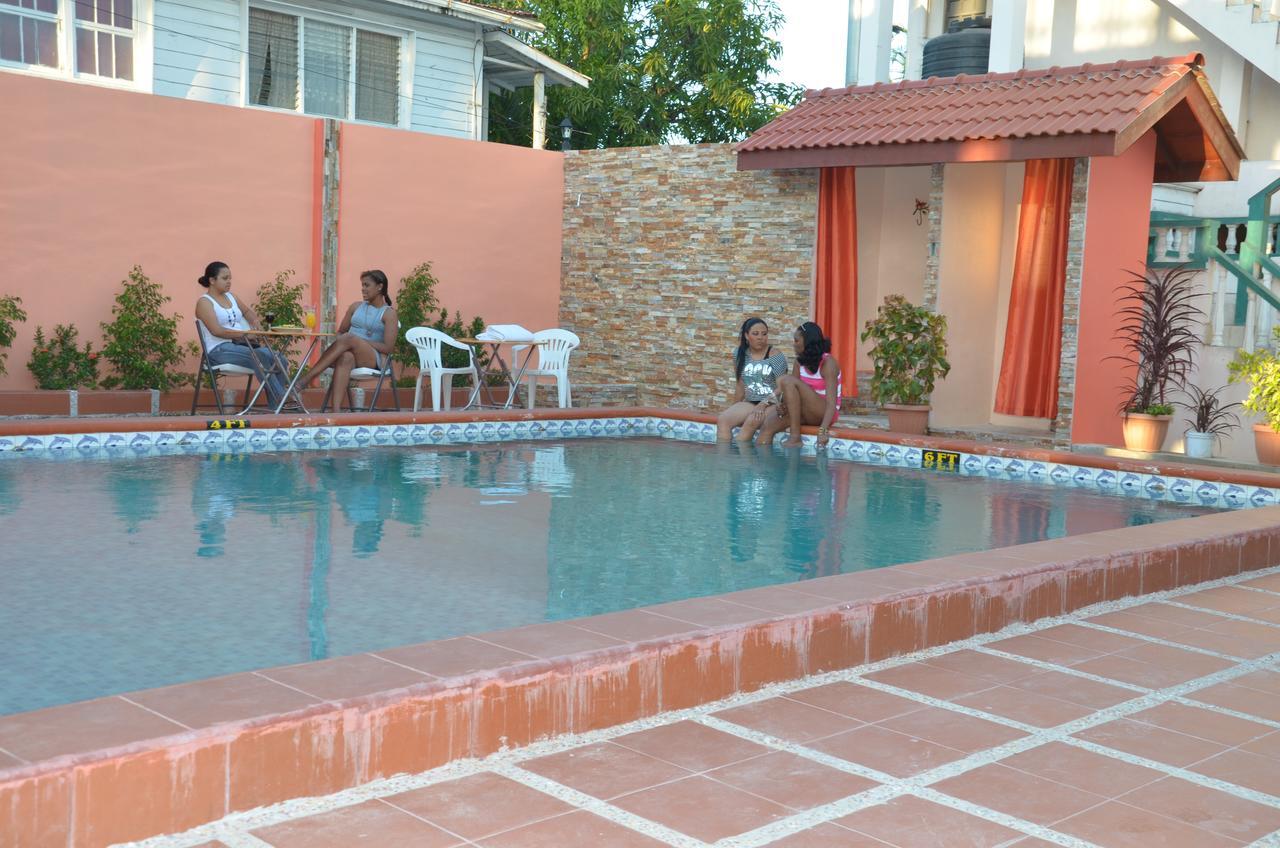 Windjammer International Cuisine & Comfort Inn Τζώρτζταουν Εξωτερικό φωτογραφία