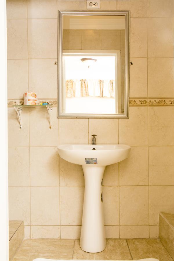 Windjammer International Cuisine & Comfort Inn Τζώρτζταουν Εξωτερικό φωτογραφία