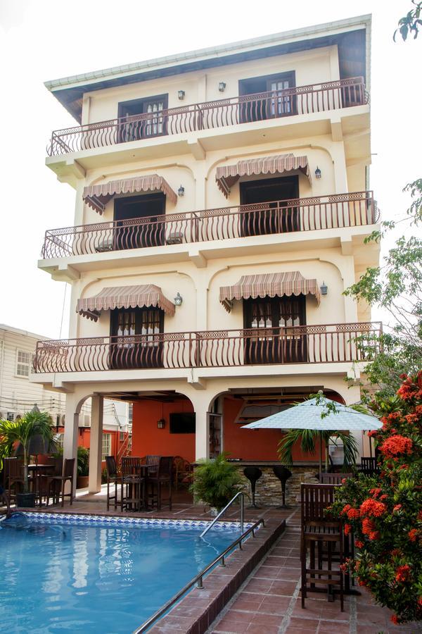 Windjammer International Cuisine & Comfort Inn Τζώρτζταουν Εξωτερικό φωτογραφία