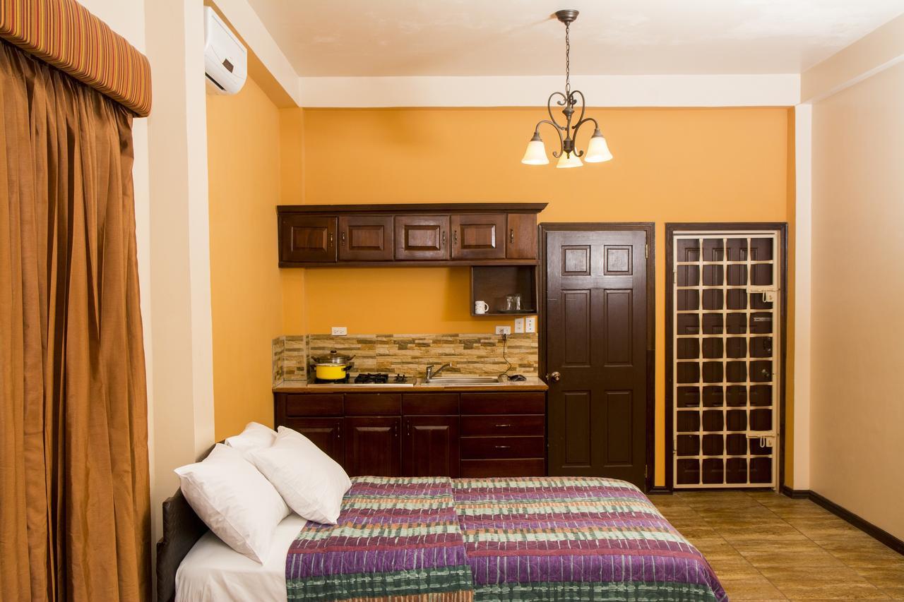 Windjammer International Cuisine & Comfort Inn Τζώρτζταουν Εξωτερικό φωτογραφία