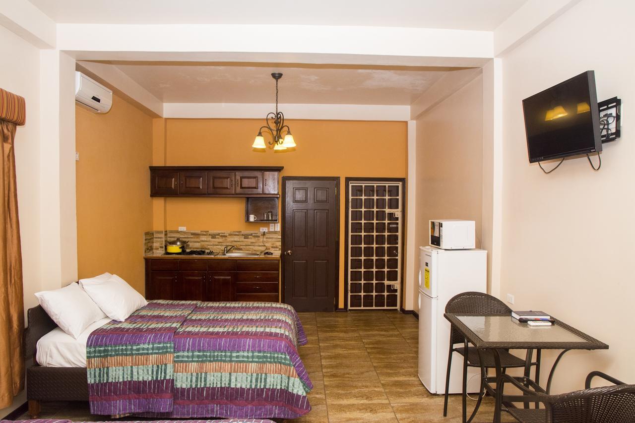 Windjammer International Cuisine & Comfort Inn Τζώρτζταουν Εξωτερικό φωτογραφία