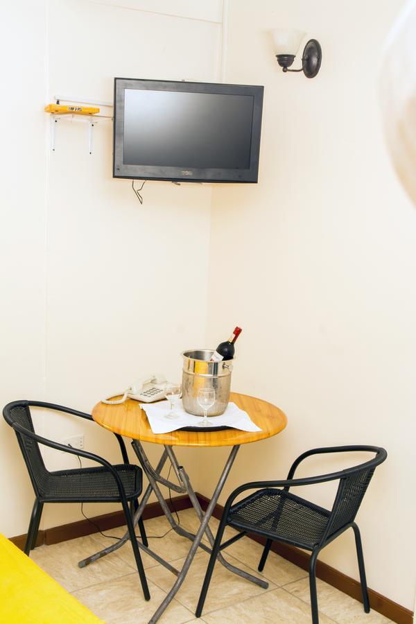 Windjammer International Cuisine & Comfort Inn Τζώρτζταουν Δωμάτιο φωτογραφία