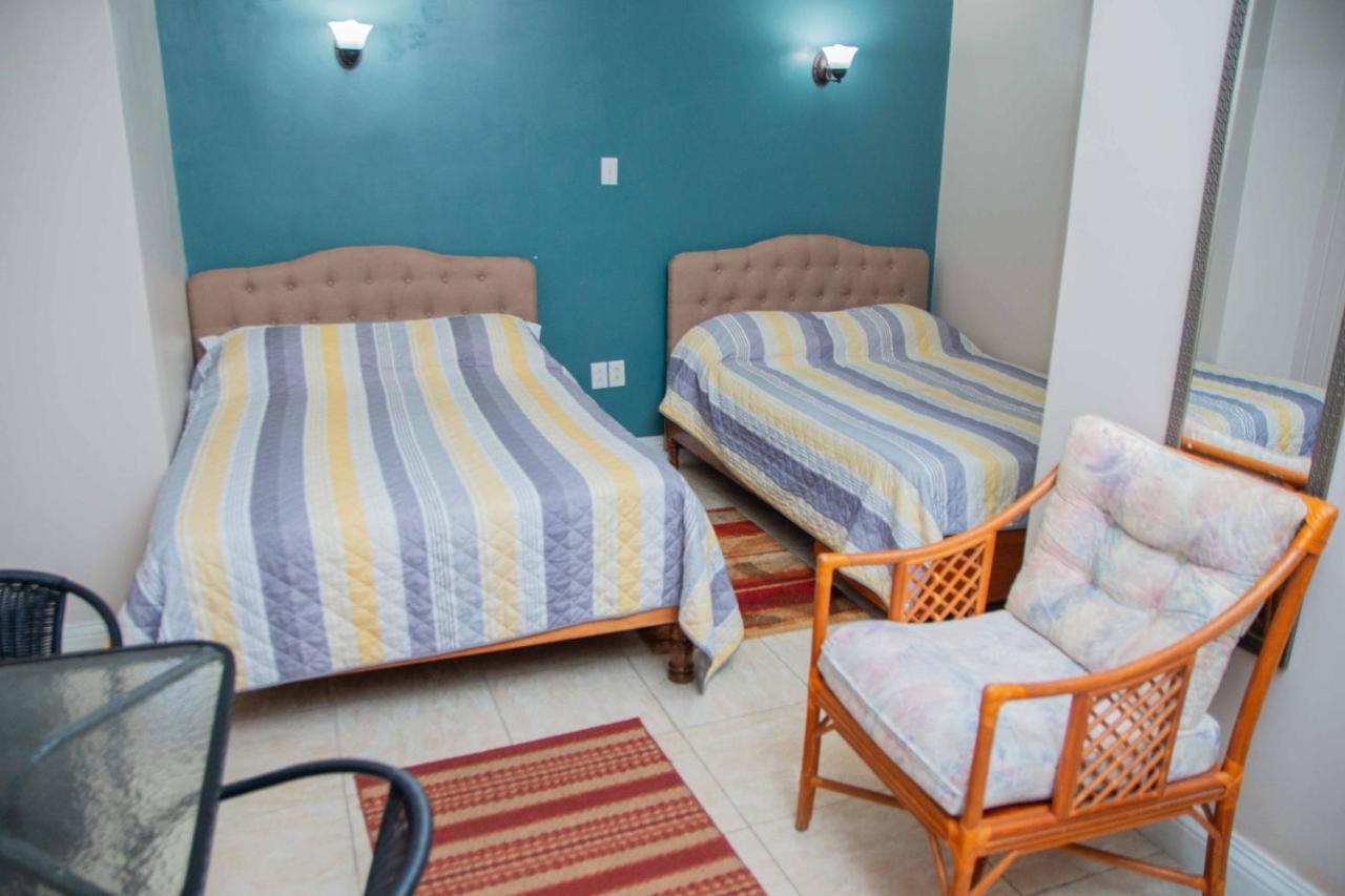 Windjammer International Cuisine & Comfort Inn Τζώρτζταουν Εξωτερικό φωτογραφία