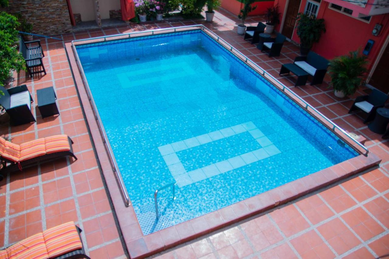Windjammer International Cuisine & Comfort Inn Τζώρτζταουν Εξωτερικό φωτογραφία