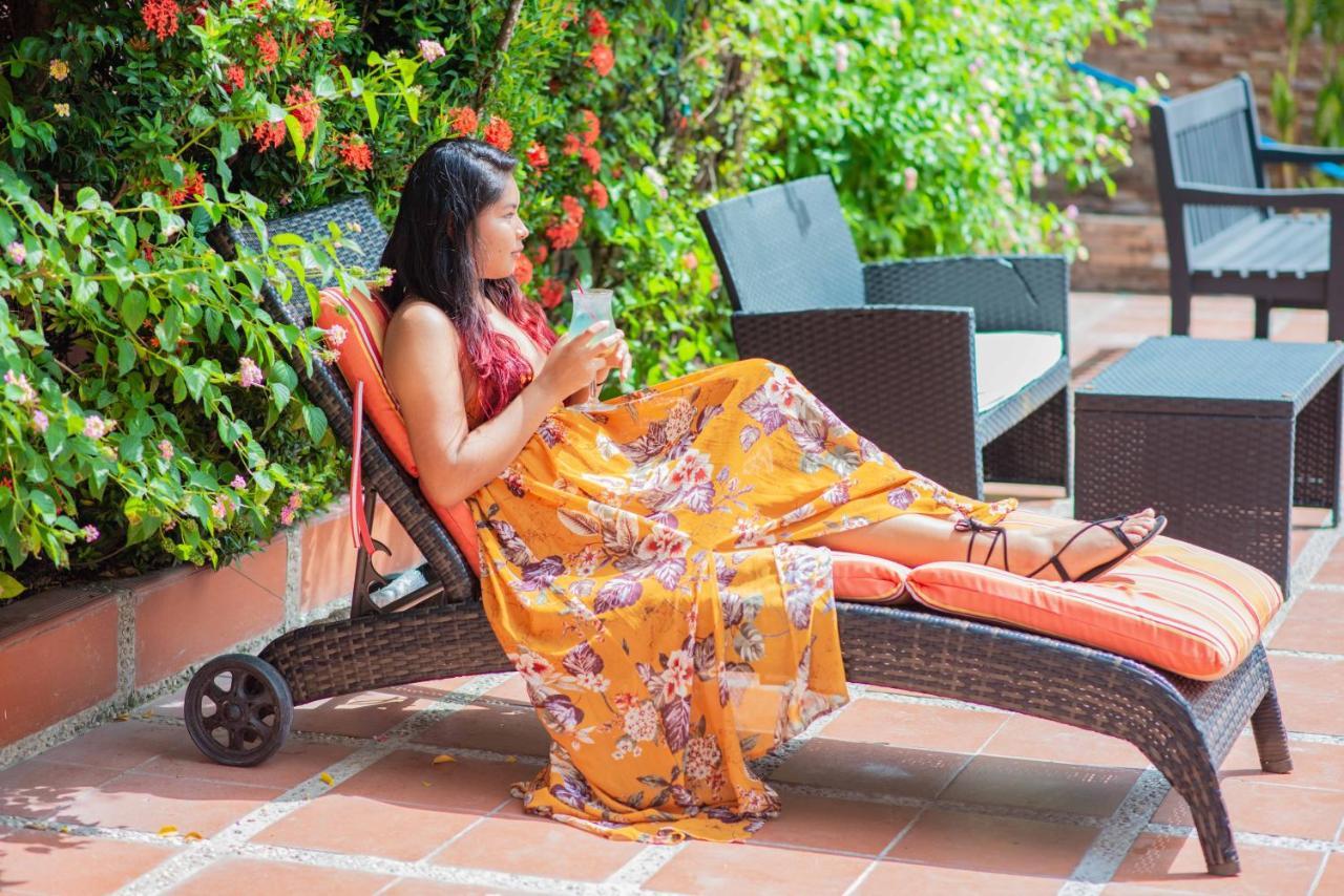 Windjammer International Cuisine & Comfort Inn Τζώρτζταουν Εξωτερικό φωτογραφία